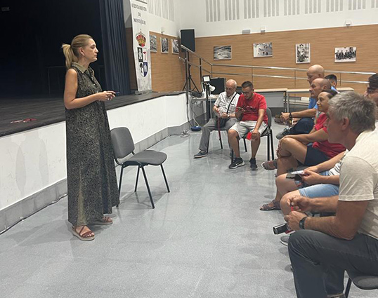 UGT FICA imparte un taller informativo con trabajadores y trabajadoras de Montejícar (Granada) que acuden a la vendimia francesa