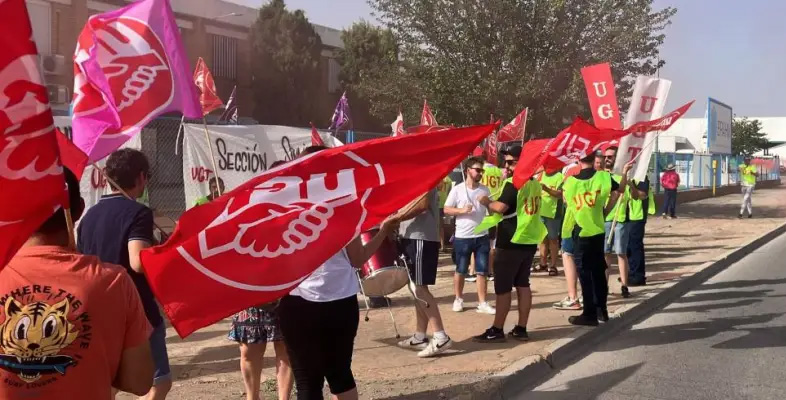 La plantilla de la empresa Brahm (Manzanares) se concentran para exigir una subida salarial digna