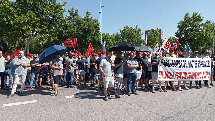Los trabajadores de Lingotes Especiales se concentran para exigir un convenio justo