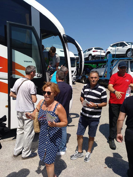 Un contingente de trabajadores y trabajadoras parte mañana a la vendimia francesa desde Jaén