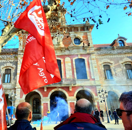 Trabajadores de Mahle se concentran contra el cierre de la planta de Vilanova i la Geltrú