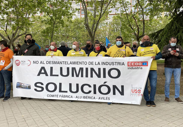 Los sindicatos exigen una solución inmediata a Industria ante la situación límite de los trabajadores de Alu Ibérica Avilés