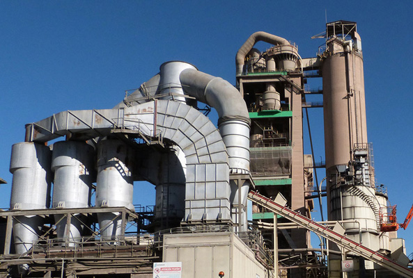 La plantilla de LafargeHolcim defiende sus puestos de trabajo ante el consistorio de Montcada i Reixac 