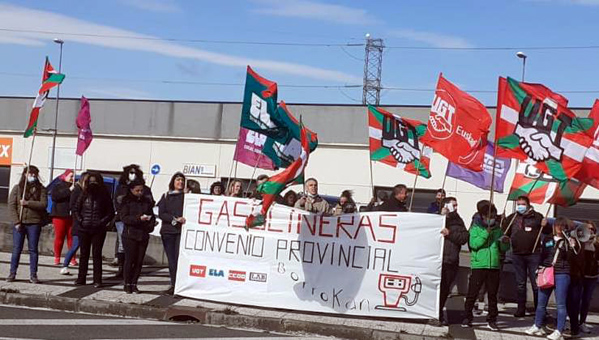 Prosiguen las movilizaciones en las gasolineras alavesas por un convenio territorial