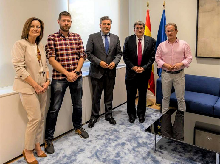 Representantes de la Fundación Laboral de la Construcción se reúnen con el ministro Escrivá