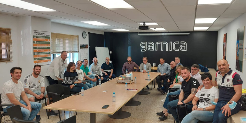 Pedro Hojas pone en valor el papel de empresas como Garnica, comprometidas con el desarrollo de la industria rural