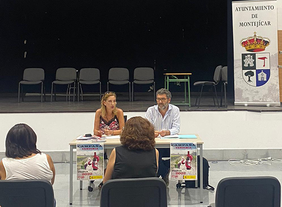 UGT FICA imparte un taller informativo con trabajadores y trabajadoras de Montejicar (Granada) que acuden a la vendimia francesa