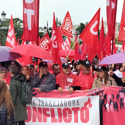 Más de 45.000 personas exigen en Madrid salario o conflicto