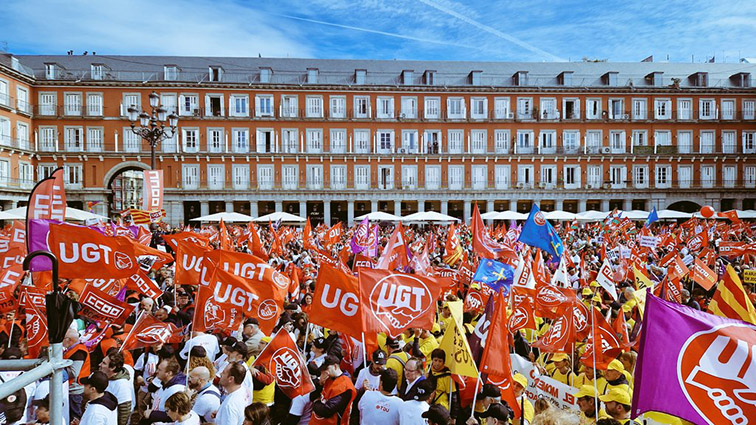 Más de 45.000 personas exigen en Madrid salario o conflicto