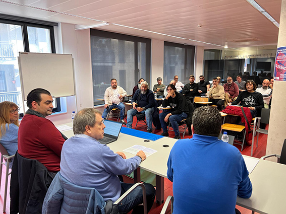 Mariano Hoya y Antonio Rudilla intervienen en una asamblea de UGT FICA Calí