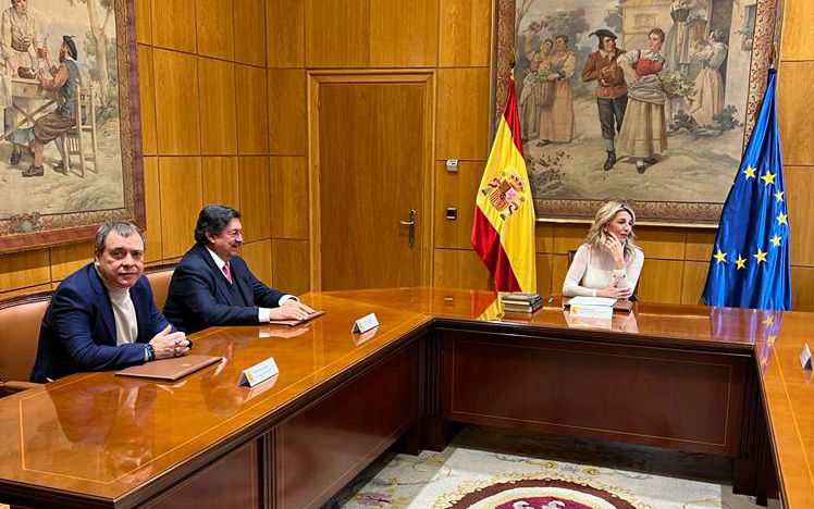 Mariano Hoya y Napoleón Gómez Urrutia se reúnen con Yolanda Díaz