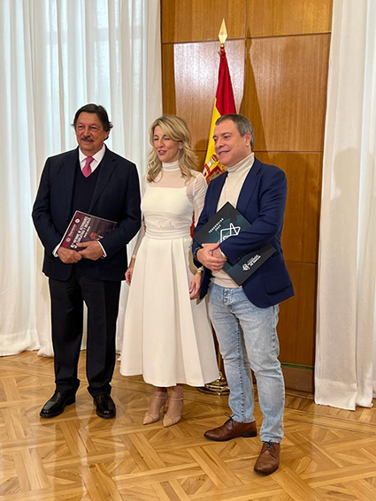 090124 Mariano y Napoleon GU con Yolanda Diaz 1