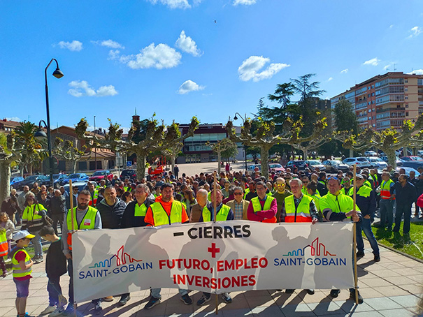 Concentración de la plantilla de Saint Gobain delante del ayuntamiento de Castrillón