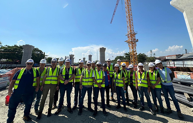 Mariano Hoya visita las obras del proyecto ferroviario aéreo de Malolos Clark