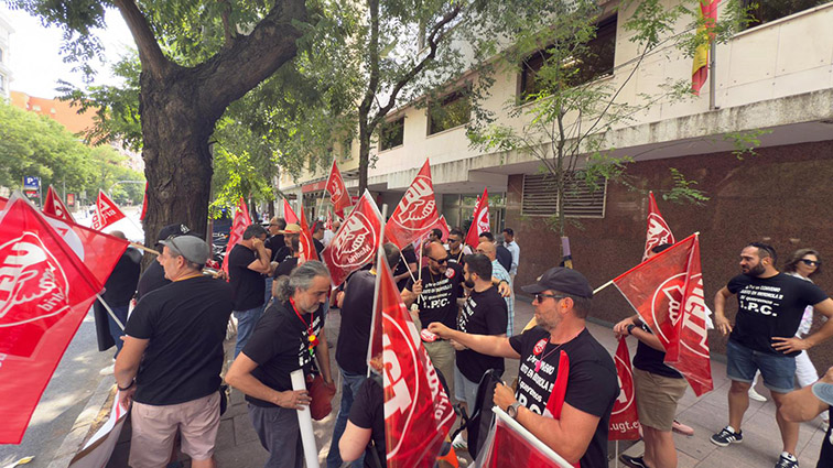 010725 Concentracion Iberdrola CEOE 2