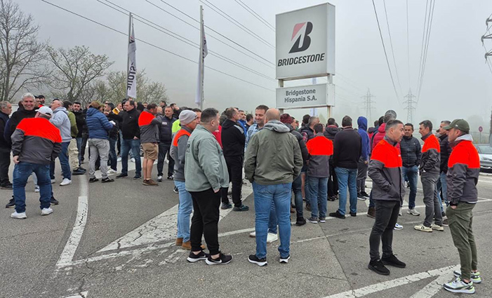 La huelga paraliza la producción de las fábricas de Bridgestone en Puente San Miguel y Basauri