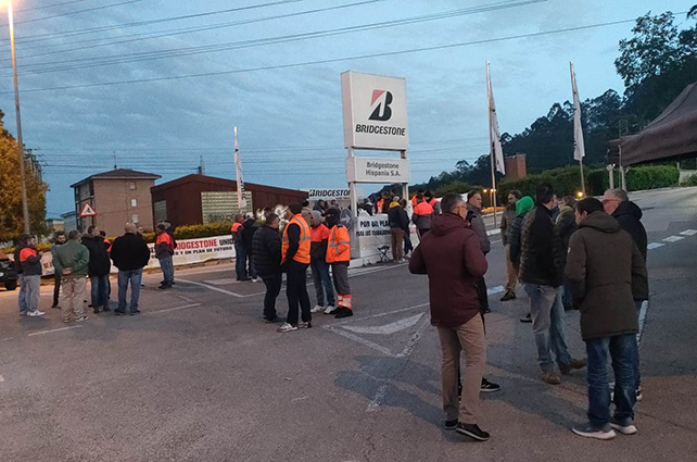Bridgestone reduce el ERE en Puente San Miguel en 10 despidos y los sindicatos convocan huelga el 12 de mayo 
