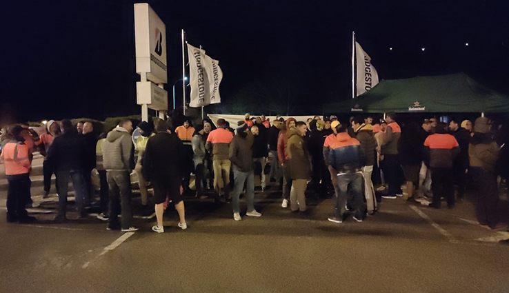 El tercer día de huelga en Bridgestone vuelve a paralizar la fábrica de Puente San Miguel