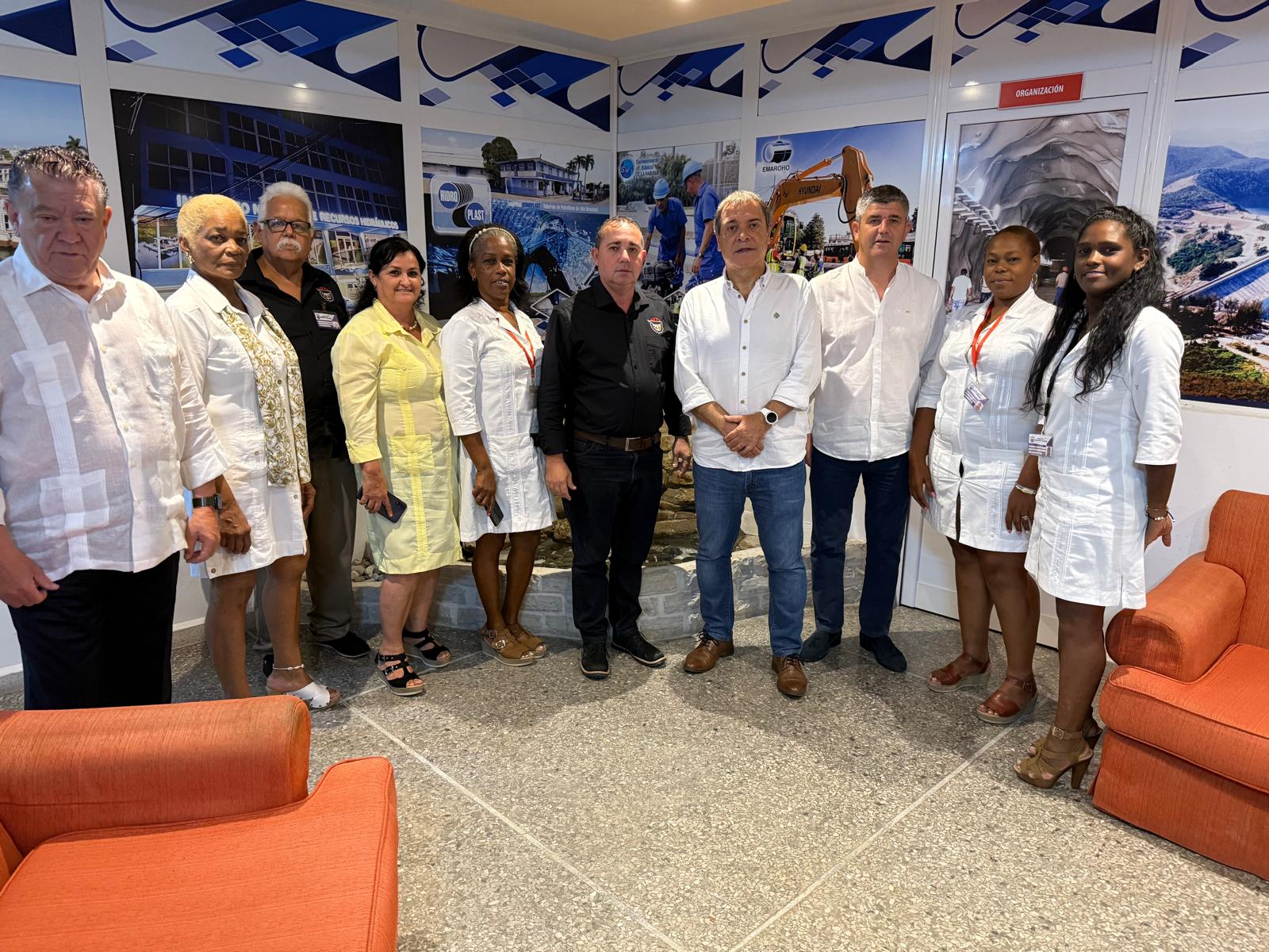 Mariano Hoya se reúne con el sindicato de la construcción de Cuba