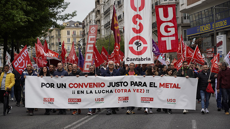 Unas 2.000 personas secundan la manifestación por un convenio colectivo digno del metal en Cantabria 