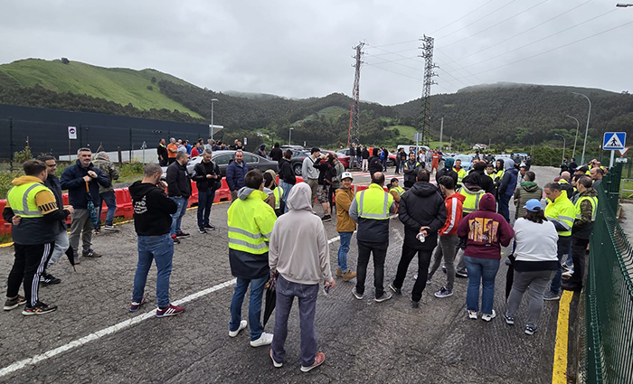 Un 70% de la plantilla de Derivados del Flúor secunda el primer día de huelga por el nuevo convenio