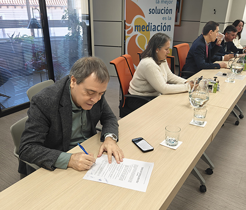 310325 Firma Convenio Textil Mariano Hoya 1