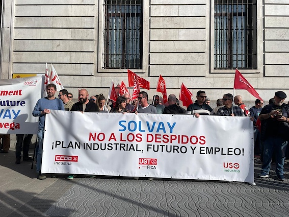 El comité de Solvay reclama apoyo institucional para minimizar el ERE en la fábrica de Torrelavega