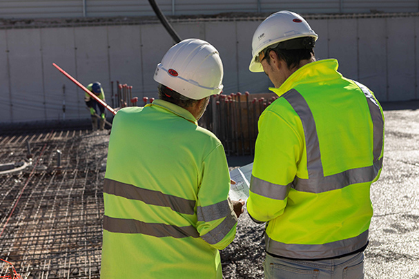 210526 Profesionales del sector de la construcción en obra 002