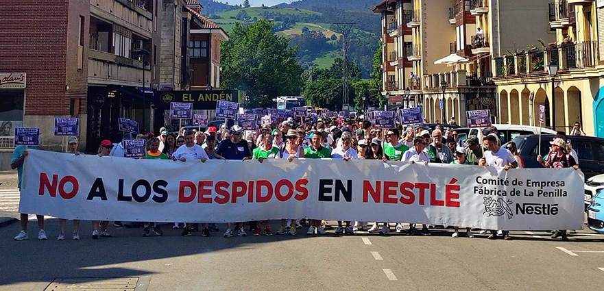Multitudinaria manifestación contra el ERE de Nestlé en su fábrica de La Penilla y sus 49 despidos 