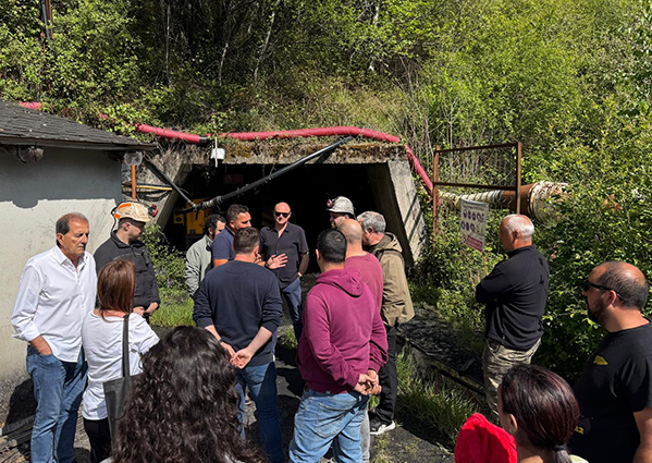 Víctor Fernández visita a los mineros encerrados en la Mina Maura