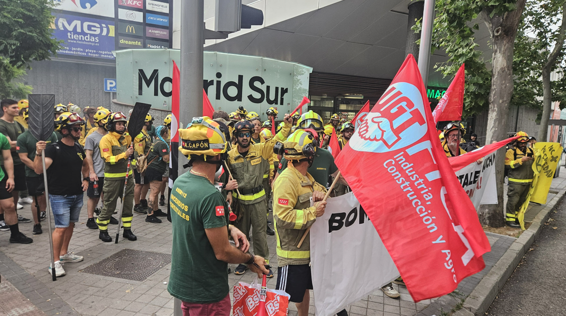 Los bomberos y bomberas forestales se concentraron ayer ante la Asamblea de Madrid para exigir soluciones urgentes en pleno periodo de alto riesgo de incendios forestales.